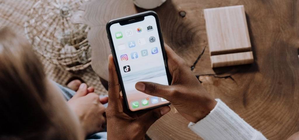 Ado devant leur smartphone avec le logo TikTok