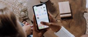 Ado devant leur smartphone avec le logo TikTok