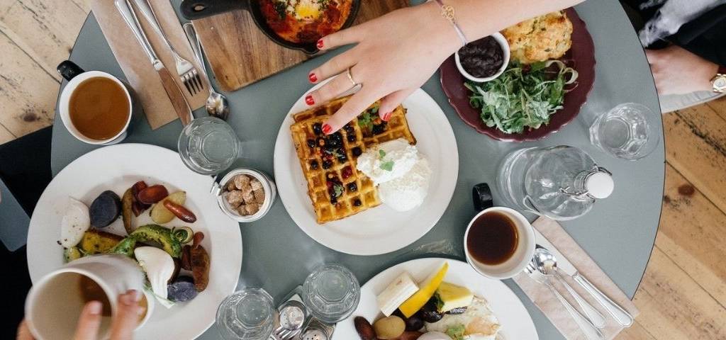 Variétés de plats sur un table