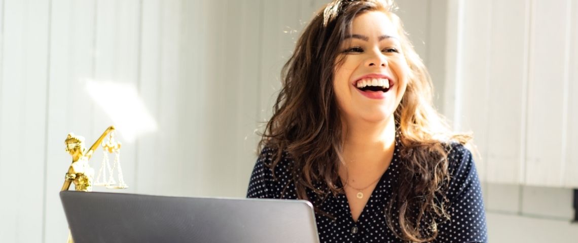 7 prévisions pour la fonction RH en 2021 Une femme devant son ordinateur