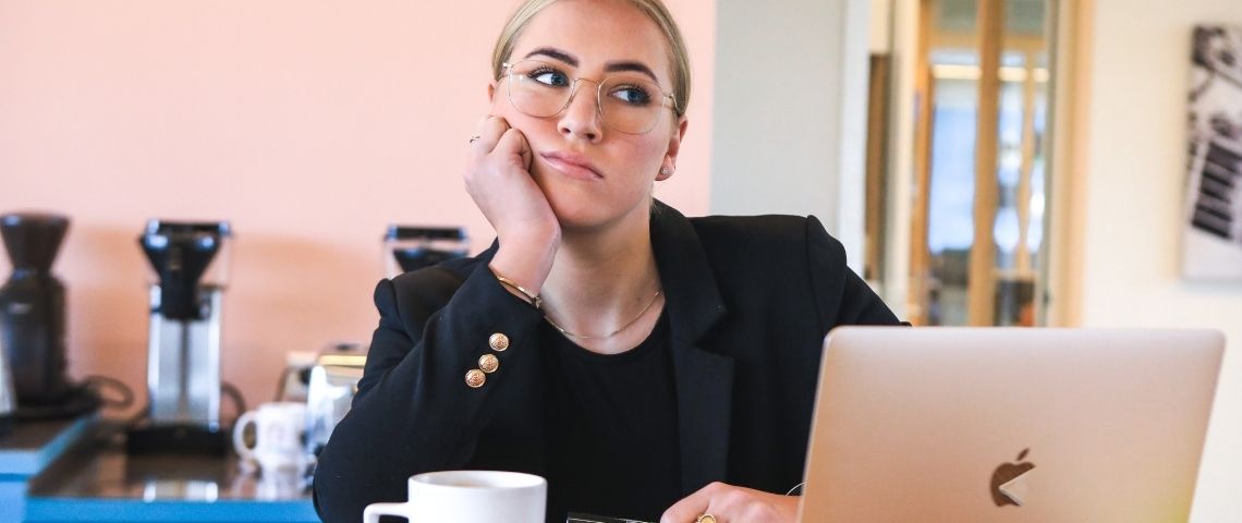 Upfeel.io, une start-up française dédiée au mieux-être des salariés Une salariée