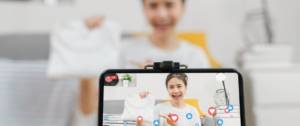 Jeune fille prsentant un T-shirt à sa communauté, qui like en retour