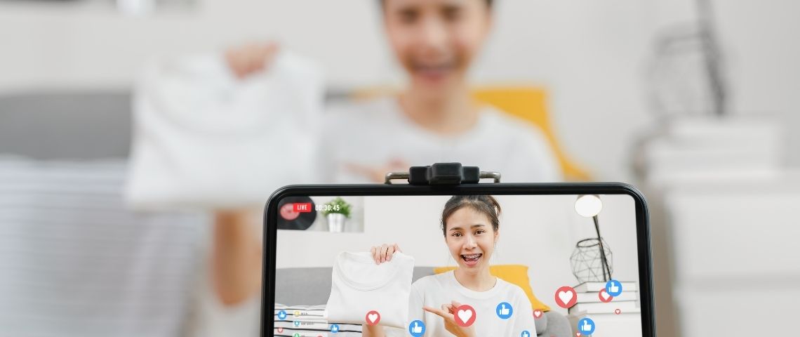 L’agence Heaven propose une nouvelle offre : le Live Shopping, du téléachat 2.0… ou presque Jeune fille prsentant un T-shirt à sa communauté, qui like en retour