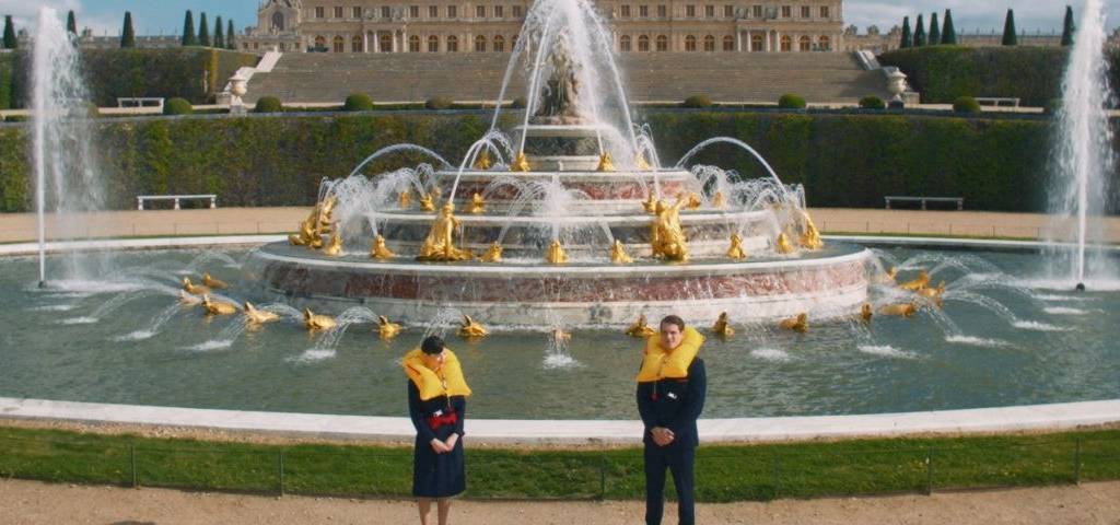 Une hotesse de l'air et un steward devant les fintaines du château de Versailles