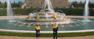 Une hotesse de l'air et un steward devant les fintaines du château de Versailles