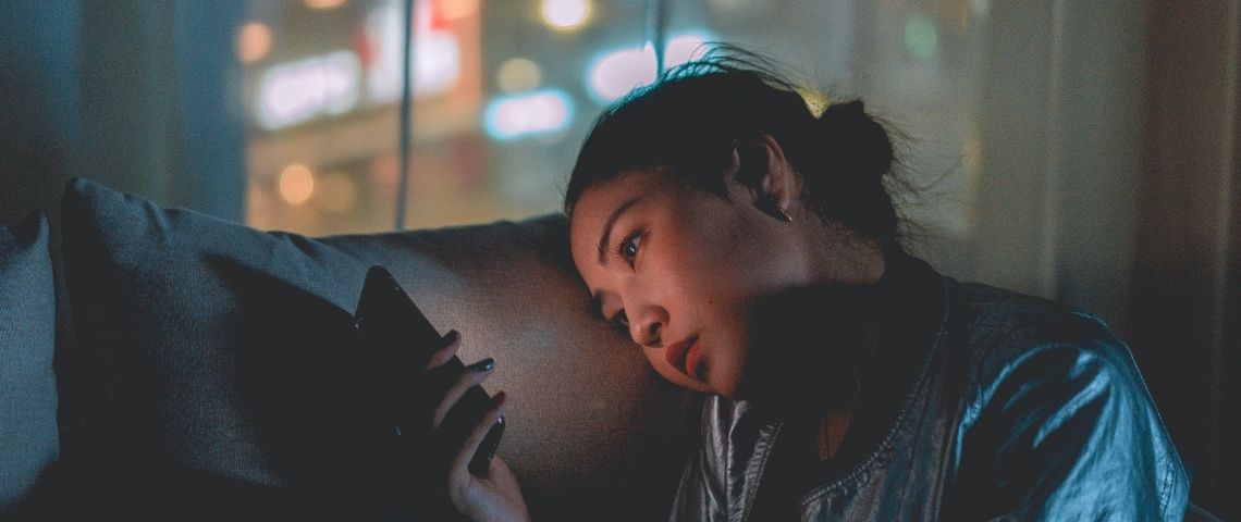 Qui-vive APP, une application dédiée à la lutte contre le harcèlement, créée par une start-up bretonne Jeunes fille devant son écran de téléphone portable, avec un air triste