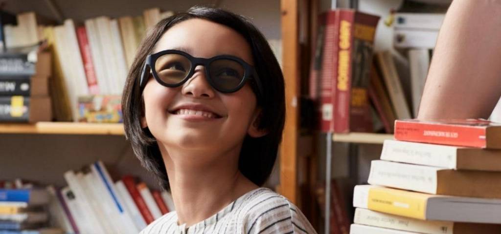 Petite fille portant les lunettes d'Atol destinées aux enfants dyslexiques