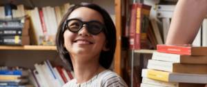 Petite fille portant les lunettes d'Atol destinées aux enfants dyslexiques