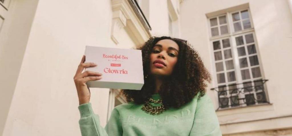 Jeune femme tenant une box Glowria dans la main