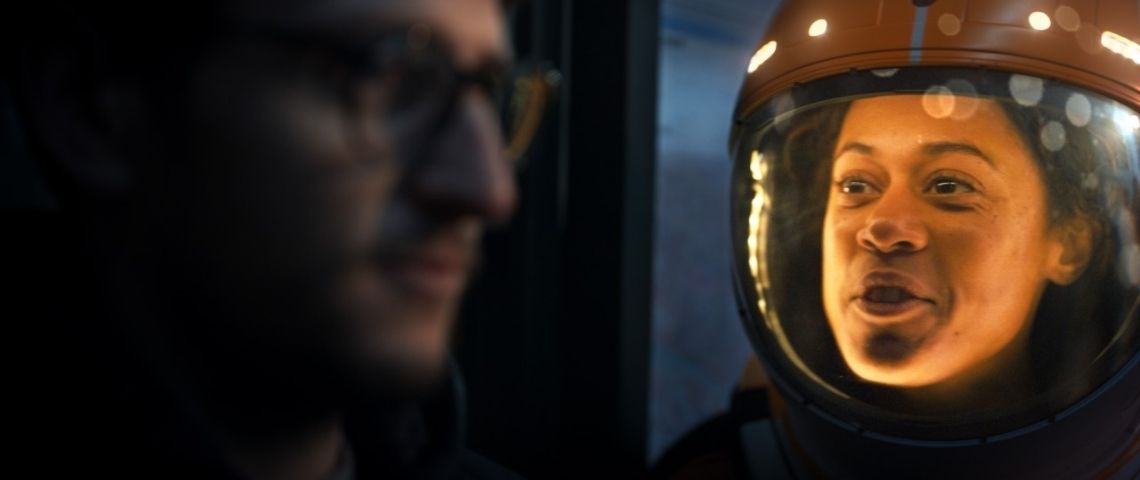 Dans sa nouvelle campagne, le leader dans la création et la diffusion de contenus audio anime le quotidien de ses auditeurs, en donnant vie à leurs histoires. . Une voyageuse intergalactique raconte son épopée au jeune homme à l’arrêt de bus