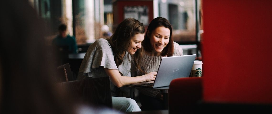 Comment la crise sanitaire a refaçonné l’entrepreneuriat Deux entrepreneuses qui travaillent