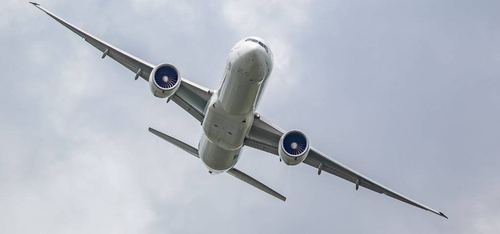 Un avion dans le ciel