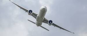 Un avion dans le ciel