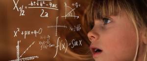 Jeune fille regardant un tableau avec des formules mathématiques