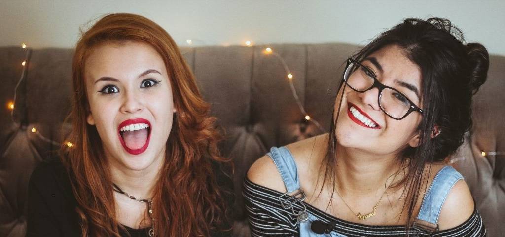 Deux jeunes filles souriantes