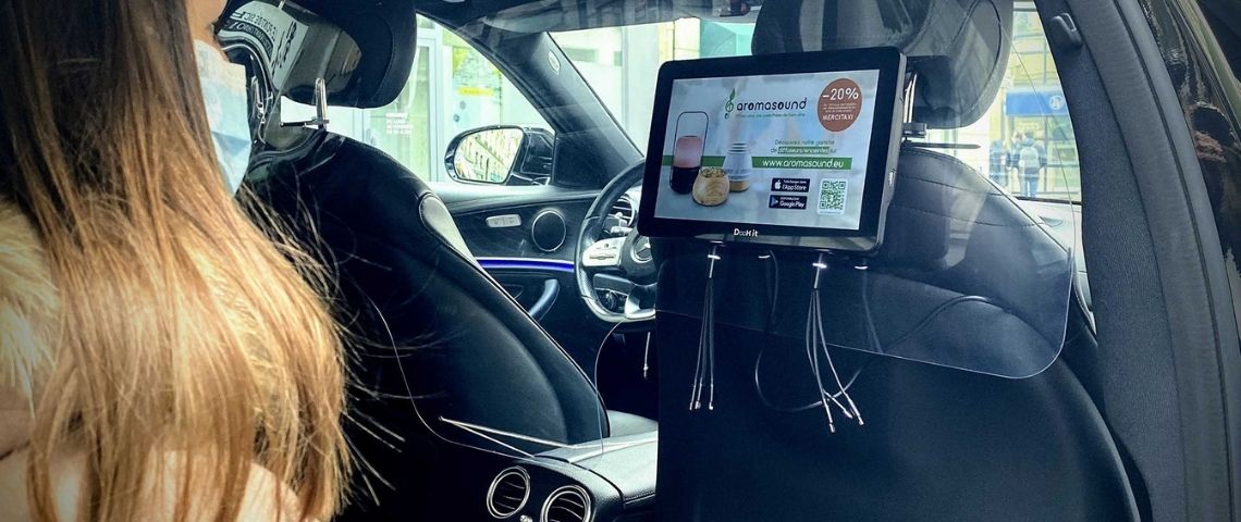Le Digicab, solution publicitaire proposée par l'agence DooH it, une solution stratégique de communication qui montre son efficacité en période de crise Jeune femme dans un VTC devant un écran Digicab