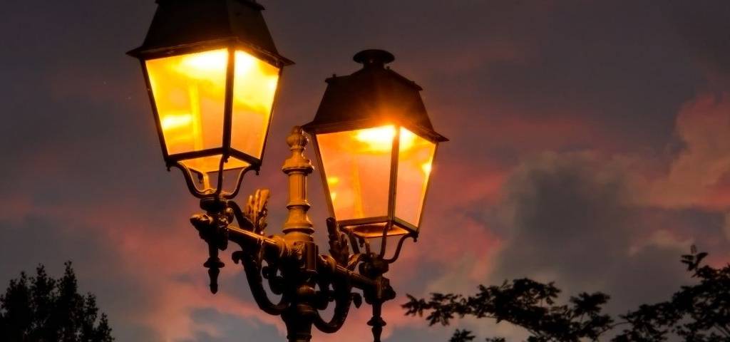 Des lampadaires dans une rue