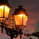 Des lampadaires dans une rue