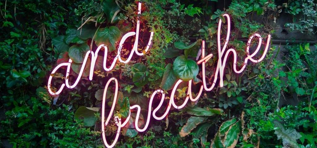 Panneau lumineux : and breathe