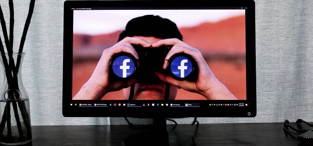 Comment augmenter l’efficacité des campagnes Facebook Ads grâce au machine learning ?  Facebook sur un ordinateur