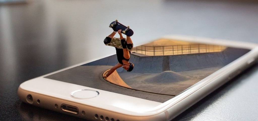 Jeune faisant du skate sur un smartphone