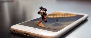 Jeune faisant du skate sur un smartphone