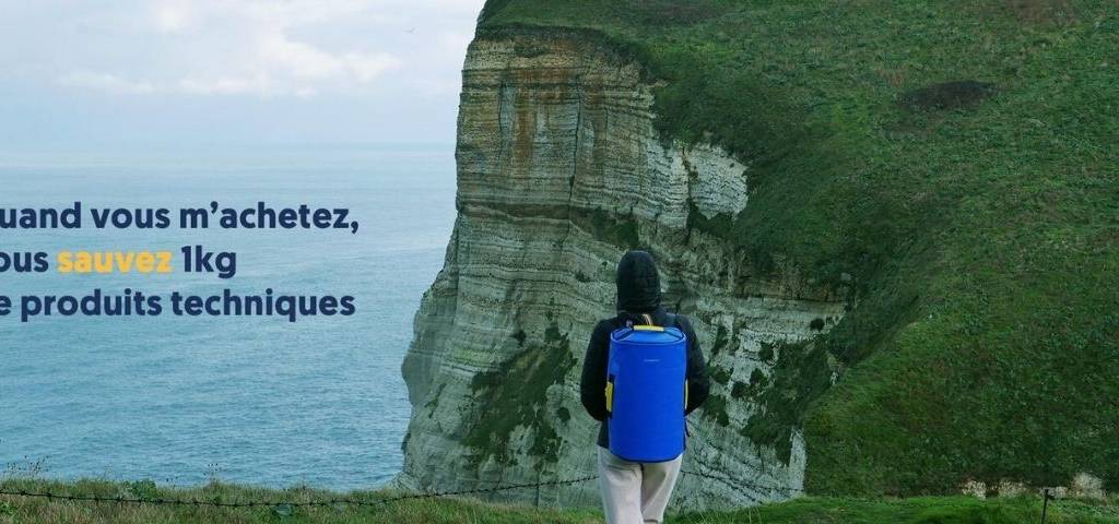 Jeune femme avec un sac à dos comtemplant une falaise