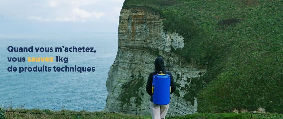 La start-up française « La virgule » et Indra Automobile Recycling s'associent pour le recyclage des ceintures de sécurité en guise de bretelles de sac à dos Jeune femme avec un sac à dos comtemplant une falaise