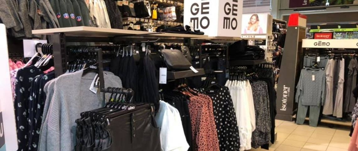 Les clients Intermarché peuvent désormais profiter d’une offre homme, femme, enfant et bébé de la marque Gémo, comprenant environ 200 références, en fonction de la surface des points de vente. Rayon Gemo dans un supermarché Intermarché