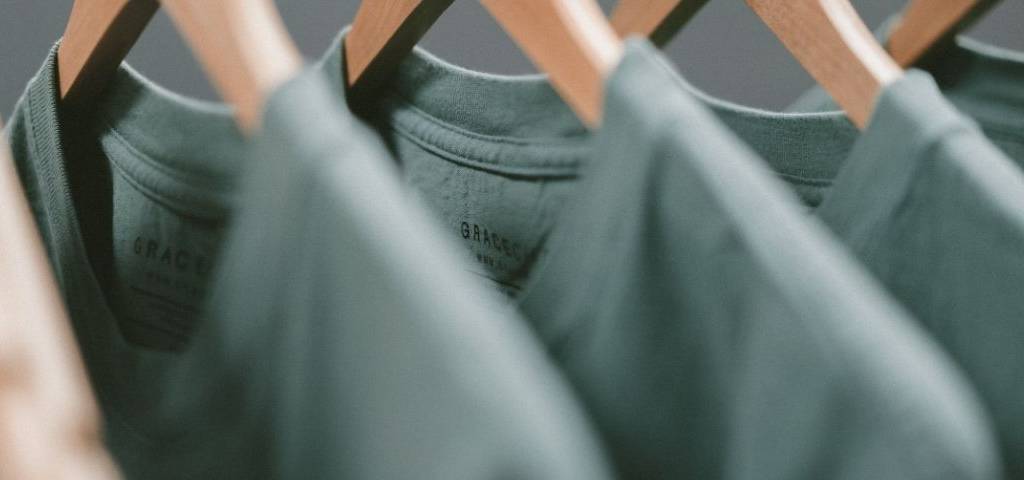T-shirt verts sur des cintres