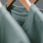 T-shirt verts sur des cintres