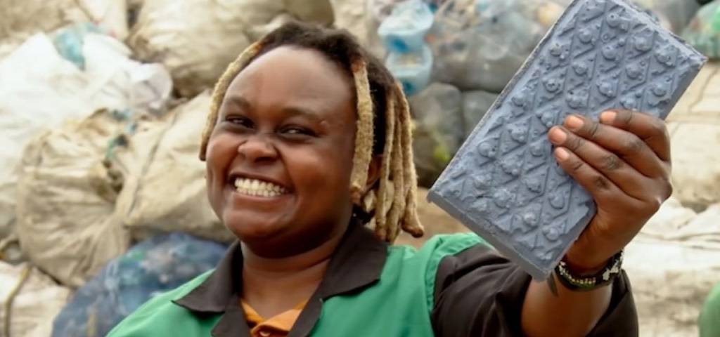 Une kenyane avec une brique dans la main