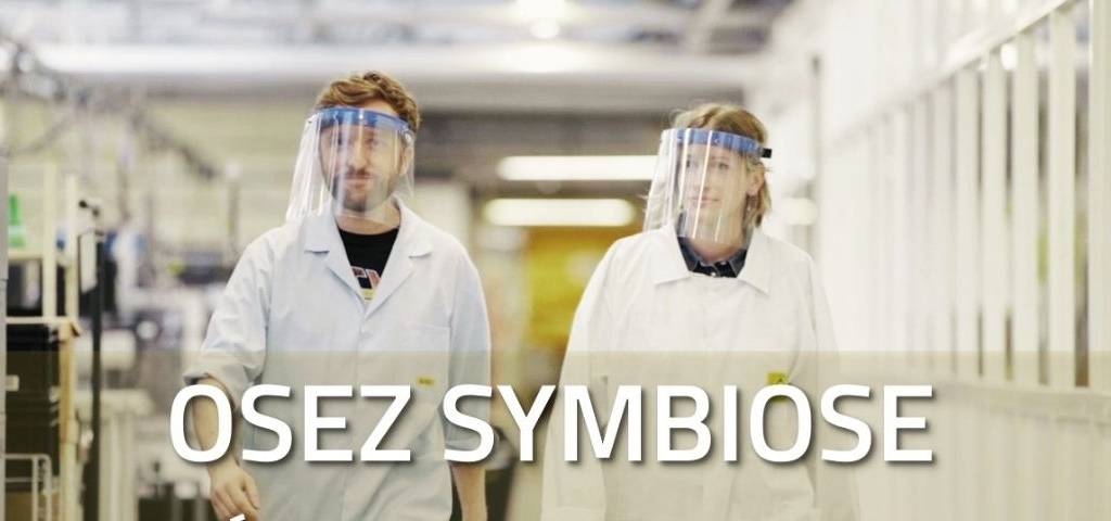 Un homme et une femme dans une usine avec une visière