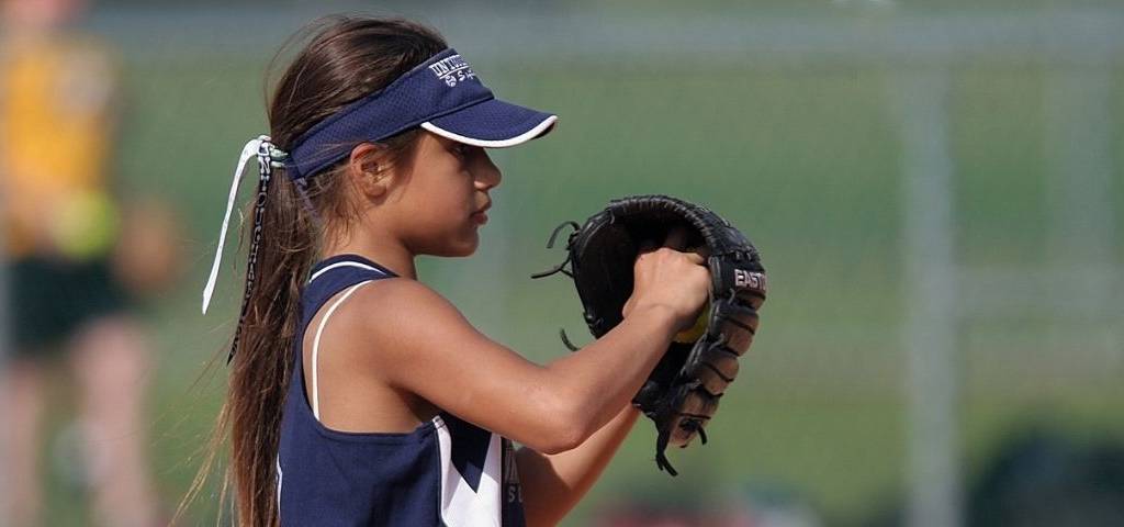 Petite fille jouant au base ball