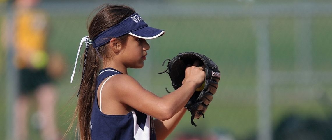 Puma signe un accord sur le long terme avec Women Win, une organisation qui donne du pouvoir aux filles et aux femmes du monde entier grâce au sport. Petite fille jouant au base ball