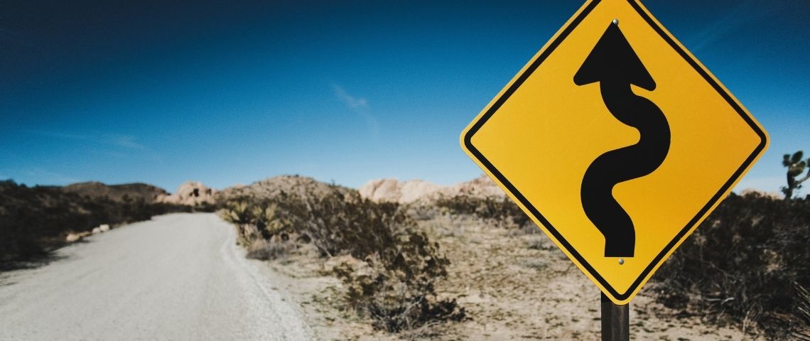 Comment créer une communication hybride ? Un panneau sur une route aride