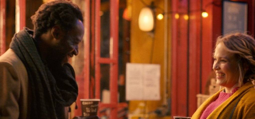 Un homme et une femme semblant se rencontrer pour la 1ère fois
