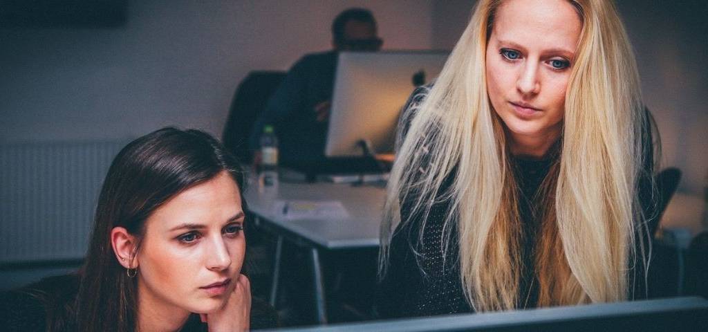 Deux femmes devant un écran d'ordinateur