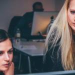 Deux femmes devant un écran d'ordinateur