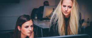 Deux femmes devant un écran d'ordinateur