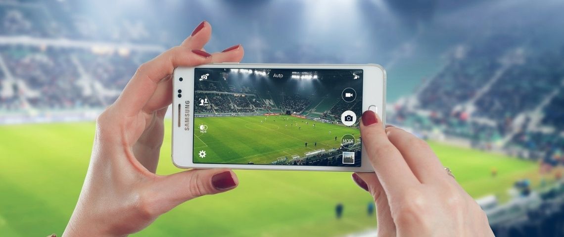 TikTok est la première plateforme en ligne à être partenaire de l'UEFA Euro Personne filmant un match de foot avec son téléphone portable