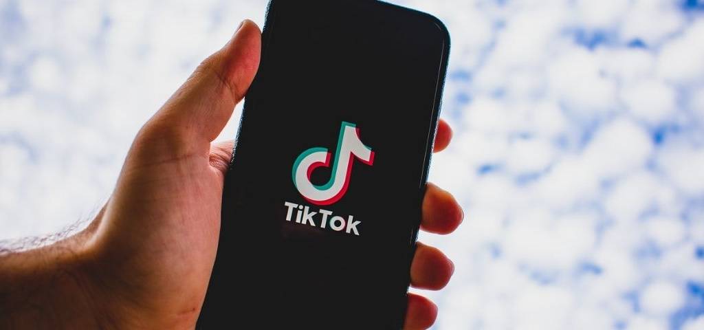 Logo TikTok sur un téléphone