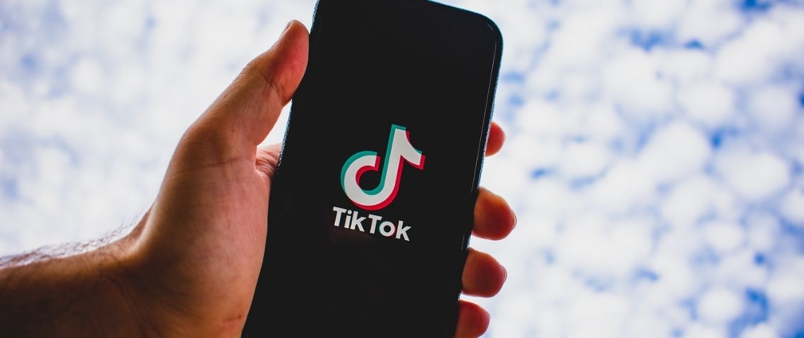 TikTok et Shopify s’unissent pour offrir de nouvelles opportunités de croissance aux entreprises françaises Logo TikTok sur un téléphone