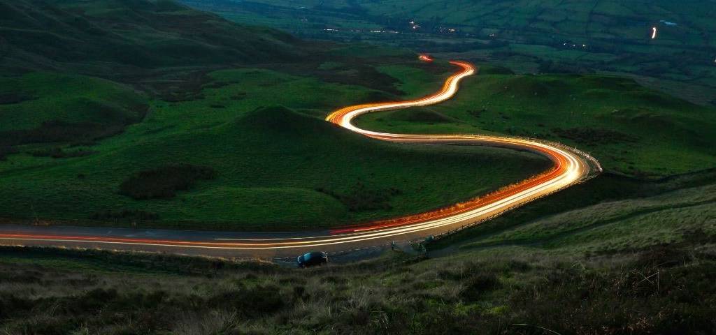 Route éclairée entourée par de la végétation