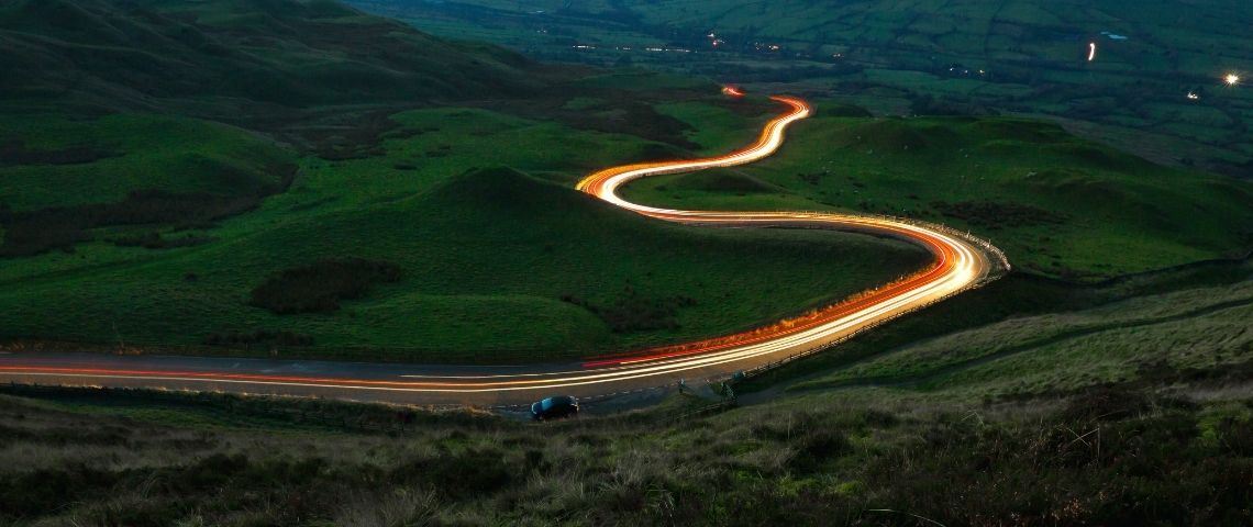 Valeo s’engage à atteindre la neutralité carbone en 2050 et aura déjà fait 45% du chemin d’ici à 2030 Route éclairée entourée par de la végétation