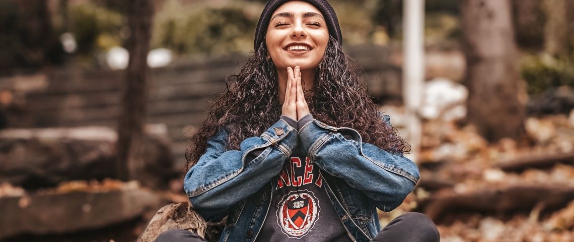 Comment initier une stratégie de marketing d'influence à long terme ? Le cas de Morphée Une femme qui médite