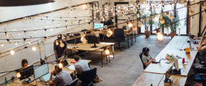 Des collaborateurs dans une salle de travail