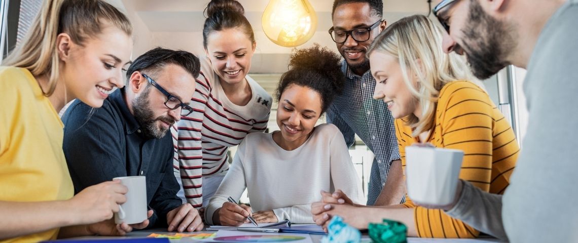 Développement : comment lancer des projets agiles ? Une équipe qui travaille