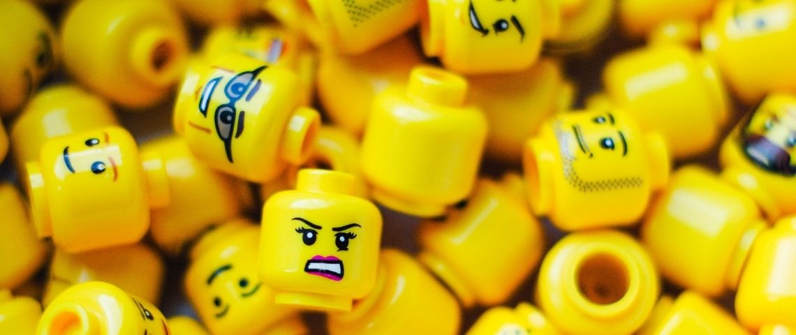 6 tendances 2021 de la relation client Des têtes de légos