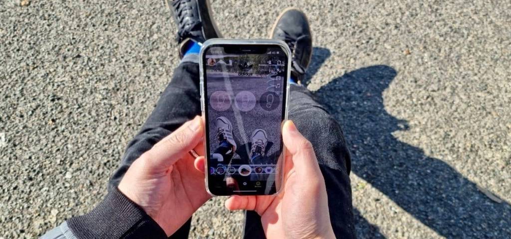Jeune homme vivant l'experience try on sur son smartphone